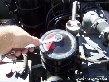 Remove the oil filter housing lid. Unscrew counter clockwise.